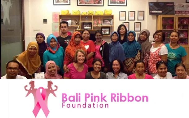 The Bali Pink Ribbon Foundation team and volunteers together, with the foundation’s logo