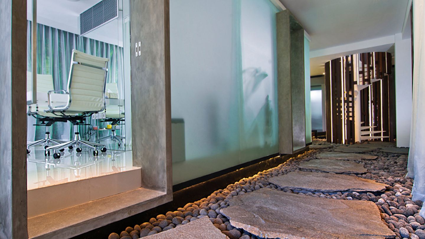 Stepping stones between the frosted treatment rooms at Legian