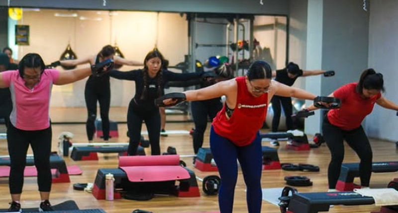 Group fitness class at De Gym Bali Group fitness class at De Gym Bali