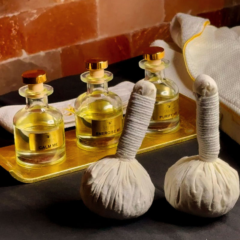 Herbal ball and massage oil used for digital detox massage