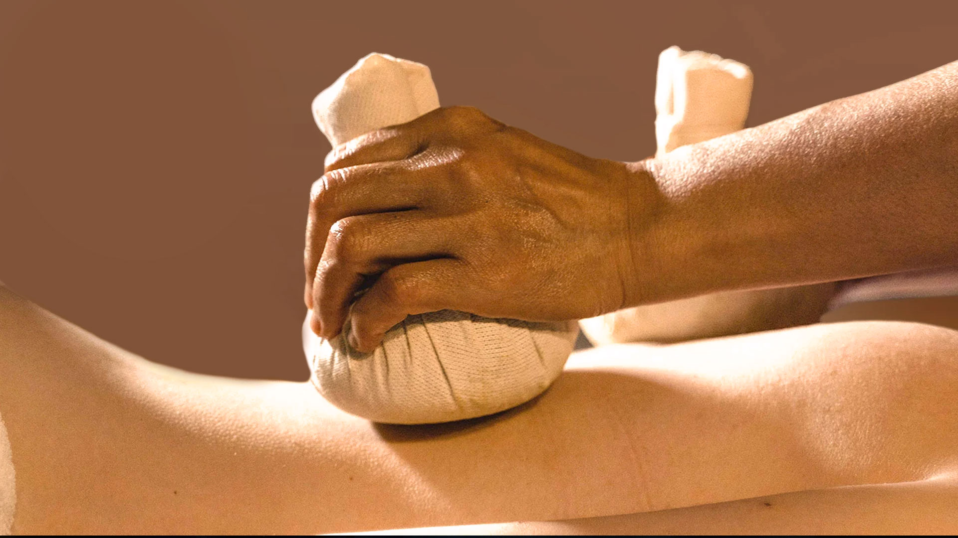 Digital Detox massage - using Herbal Balls